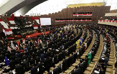 Anggota Dewan Perwakilan Rakyat (DPR) periode 2019-2024 dilantik di Ruang Rapat Paripurna, Kompleks Parlemen, Senayan, Jakarta, kemarin.TEMPO/M Taufan