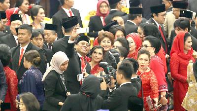 Anggota DPR RI berswafoto seusai Sidang Paripurna Pelantikan Anggota DPR/DPD/MPR periode 2019-2024 di Kompleks Parlemen, Senayan.