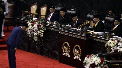 Presiden Joko Widodo memberi hormat kepada pimpinan Dewan Perwakilan Rakyat saat menghadiri sidang tahunan DPR di Senayan, Jakarta,  Agustus 2018. 
