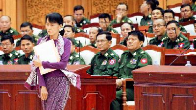 Aung San Suu Kyi berbicara di depan parlemen di Naypyitaw./REUTETS/Soe Zeya Tun/