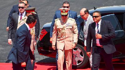 Presiden Mesir Abdul Fattah al-Sisi (tengah) , di Ismailia, Mesir, Agustus 2015./REUTERS/The Egyptian Presidency/Handout via Reuters 