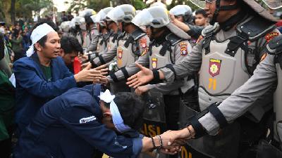 University students and police officers during the protest at the Parliament Complex, Senayan, Jakarta, October 1. ANTARA/Akbar Nugroho Gumay