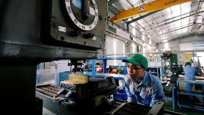 Pekerja di sebuah pabrik di Hanoi, Vietnam. Foto: Reuters