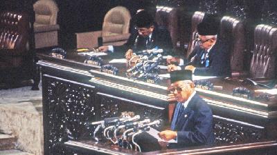 Presiden Soeharto, pada sidang umum MPR di Gedung MPR/DPR, Jakarta, 1988. Dok. TEMPO/Ronald Agusta