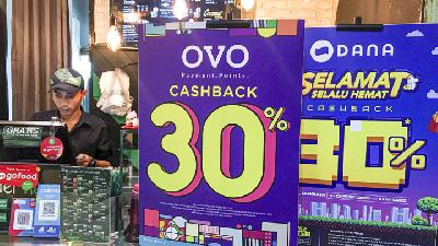 Layanan pembayaran uang elektronik GoPay, OVO, dan DANA di salah satu kedai makanan di Mall Ambassador, Jakarta./ Tempo/Tony Hartawan