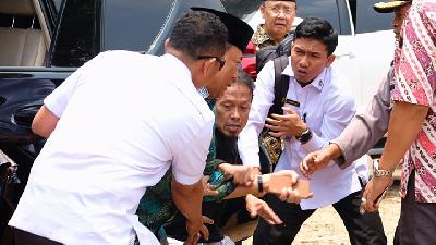 Menteri Koordinator Politik, Hukum, dan Keamanan Wiranto (kedua dari kiri) saat diserang oleh Syahrial Alamsyah alias Abu Rara di Pandeglang, Banten.