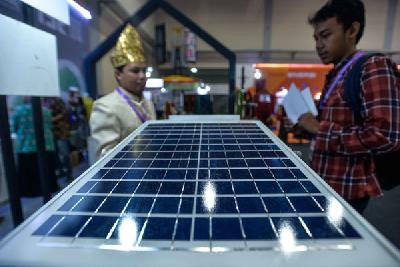 Pengunjung miniatur panel surya dalam Pameran Inovator Inovasi Indonesia Expo (I3E) 2019 di Jakarta Convention Center, 3 Oktober lalu.