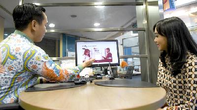 Petugas melayani nasabah yang ingin membeli Surat Utang Negara (SUN) ritel Savings Bond Ritel (SBR) seri SBR008 di Kantor BNI Pusat, Jakarta.