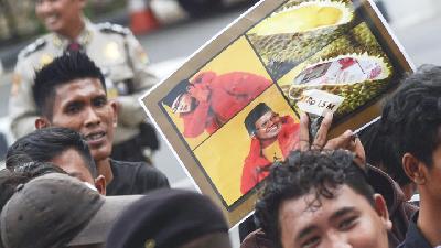 Massa berunjuk rasa mendesak Komisi Pemberantasan Korupsi segera meng­usut kembali mantan Menteri Tenaga Kerja dan Transmigra­si, Muhaimin Iskandar.