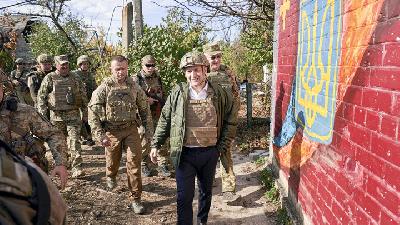 Presiden Volodymyr Zelensky mengunjungi pos tentara Ukraina di Donetsk, 14 Oktober 2019./ Ukrainian Presidential Press Service/Handout via REUTERS