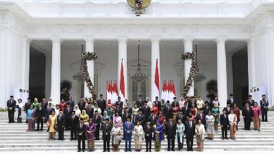Foto ilustrasi: Presiden Joko Widodo didampingi Wapres Ma'ruf Amin berfoto bersama jajaran menteri Kabinet Indonesia Maju yang baru dilantik.