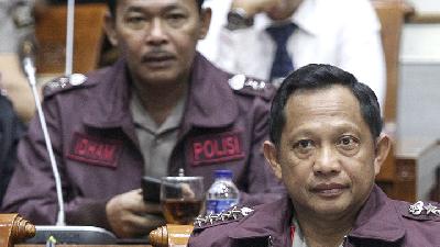 Kepala Kepolisian Republik Indonesia Jenderal Tito Karnavian dan Idham Azis (belakang) di kompleks Gedung MPR/DPR/DPD, Senayan./TEMPO/Dhemas Reviyanto