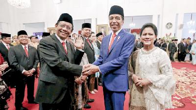 Mahfud Md. bersama Presiden Joko Widodo di Istana Negara, Jakarta, 23 Oktober 2019. REUTERS/Willy Kurniawan