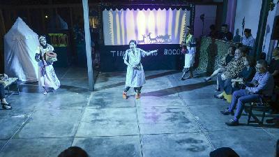Pertunjukan Wayang Bocor bertajuk Permata di Ujung Tanduk oleh Eko Nugroho di Dia.Lo.Gue Artspace, Jakarta, 24 Oktober 2019. TEMPO/Nurdiansah