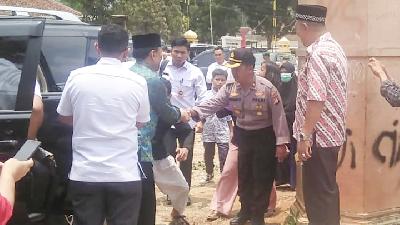 Insiden penikaman Abu Rara terhadap Wiranto (berbaju batik hijau) di Pandeglang, Banten, 10 Oktober 2019. ANTARA FOTO/Handout

