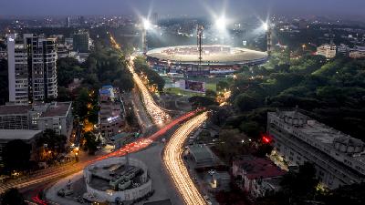 Suasana lalu lintas di kawasan Stadion Chinnaswamy, Bengaluru. Shutterstock