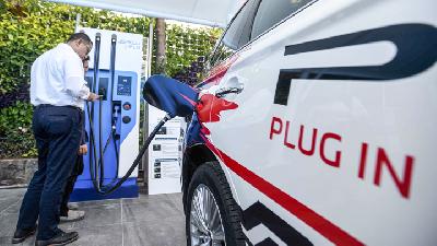 Charging an electric car at PLN office in Gambir, Central Jakarta, October 29./ Tempo/Tony Hartawan
