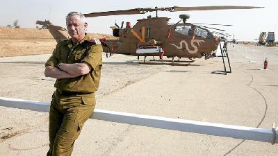 Benny Gantz saat masih berdinas militer di Pangkalan Udara Hatzaerim, Israel, April 2013. REUTERS