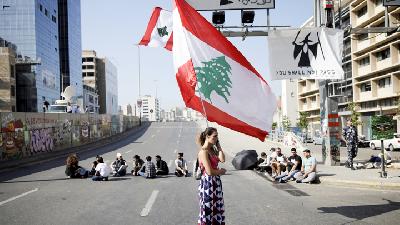 Demonstran anti pemerintah menutup jalan-jalan utama di Beirut, Libanon, 4 November 2019. REUTERS/Goran Tomasevic 
