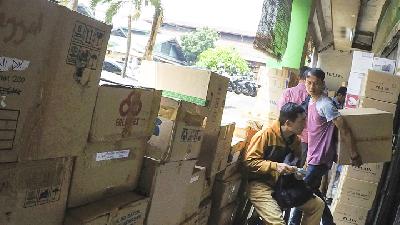 Pekerja mengangkut berbagai kardus obat di Pasar Pramuka, Jakarta Timur, 19 Oktober 2019./ TEMPO/Subekti