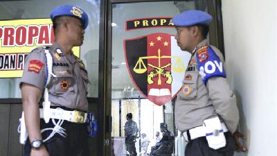 Sidang disiplin bidang profesi dan pengamanan perihal kesalahan pengawalan demo mahasiswa di depan kantor DPRD Sulawesi Tenggara. ANTARA/Jojon