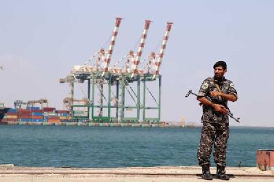 Polisi berjaga di dekat Pelabuhan Aden, Yaman, 16 November lalu.