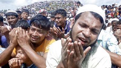 Pengungsi Rohingya berdoa bersama saat peringatan dua tahun eksodus mereka di kamp Kutupalong, Cox’s Bazar, Bangladesh, Agustus 2019./REUTERS/Rafiqur