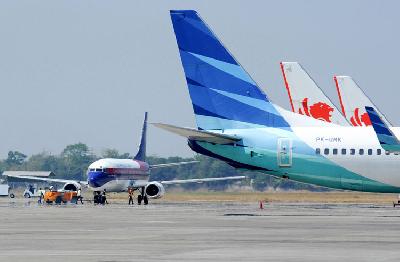 Pesawat Sriwijaya Air dan Garuda Indonesia di Bandara Internasional Sultan Hasanuddin, Makassar. Dok.TEMPO/Hariandi Hafid