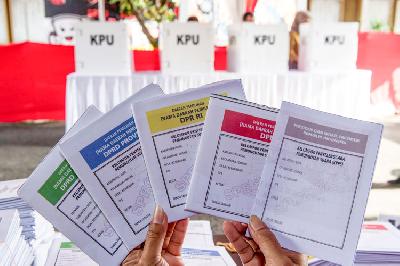 Petugas menunjukan contoh surat suara pemilihan umum (Pemilu) 2019 di KPU Provinsi Jabar, Bandung, Jawa Barat, 2 April lalu. ANTARA/M Agung Rajasa