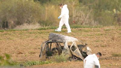 Petugas forensik memeriksa tempat kejadian perkara mobil yang sengaja diledakkan bersama Daphne Caruna di Bidnija, Malta, Oktober 2017./ Reuters/Darrin Zammit Lupi