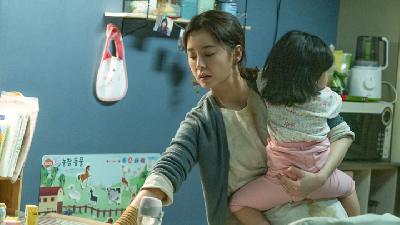 Jung Yu-mi berperan sebagai ibu rumah tangga dalam Kim Ji-young: Born 1982. koreanfilm.or.kr
