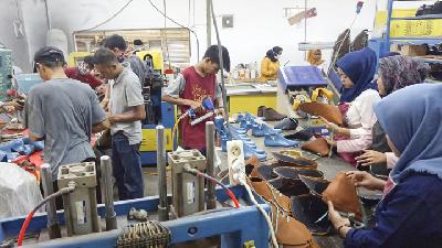 Pekerja menyelesaikan pembuatan sepatu di PT Laguna Maju Semesta, Tangerang, Banten, 11 November 2019. TEMPO/Muhammad Hidayat