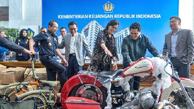 Finance Minister Sri Mulyani (second from right) and SOEs Minister Erick Thohir (right) exhibit the illegal Harley-Davidson spareparts and Brompton bicycles which were smuggled inside the new Garuda Indonesia aircraft Airbus A330-900 Neo, in Jakarta, December 5.  TEMPO/Tony Hartawan