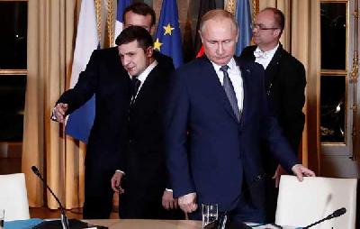Presiden Prancis Emmanuel Macron, Presiden Rusia Vladimir Putin, dan Presiden Ukraina Volodymyr Zelenskiy hadir bersama dalam pertemuan membahas konflik di Ukraina. Pertemuan berlangsung di Istana Elysee di Paris, Prancis, Senin lalu.