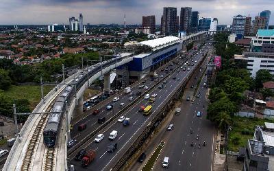 Kereta moda raya terpadu atau mass rapid transit (MRT) melintas di kawasan Fatmawati, Jakarta, 12 Maret lalu. 