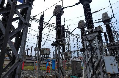Pegawai PT PLN melakukan pengecekan aliran listrik  di Unit Area Pelaksana Pemeliharaan Cawang, Jakarta, Selasa, 10 Juli 2018. [TEMPO/Tony Hartawan)