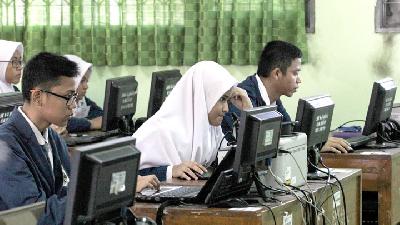 Siswa Sekolah Menengah Kejuruan Negeri 48 Jakarta mengikuti ujian nasio­nal ber­basis komputer di SMK Negeri 48 Jakarta, Buaran, Jakarta Timur, 25 Maret 2019. TEMPO/Hilman Fathurrahman W