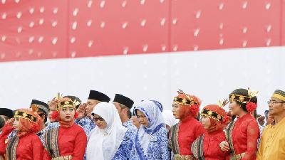 Pegawai negeri sipil mengikuti upacara peringatan Hari Ulang Tahun Korps Pegawai Republik Indonesia ke-45 di  Jakarta, November 2016. TEMPO/Subekti