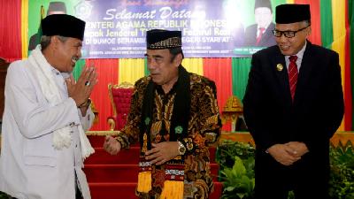 Menteri Agama Fachrul Razi (tengah) saat bertemu dengan pemuka agama dan sejumlah civitas akademika di Banda Aceh, Aceh, 18 November 2019. ANTARA FOTO/ Irwansyah Putra