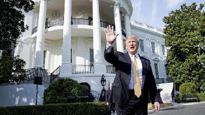 Presiden Amerika Serikat Donald Trump menyapa wartawan di Gedung Putih, Washington, April 2019./ Reuters/Kevin Lamarque