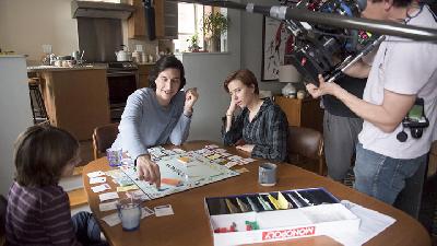 Adam Driver (tengah) dan Scarlett Joahnnson dalam proses syuting Marriage Story. Netflix/Wilson Webb