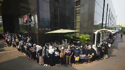 Aksi solidaritas pegawai Komisi Pemberantasan Korupsi dengan membuat rantai manusia mengelilingi gedung KPK, 6 September 2019.  TEMPO/Imam Sukamto