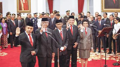Dewan Pengawas KPK periode 2019-2023 (dari kiri): Syamsuddin Haris, Harjono, Artidjo Alkostar, Tumpak Hatorangan Panggabean, dan Albertina Ho di Istana Negara, Jakarta, 20 Desember 2019. TEMPO/Subekti
