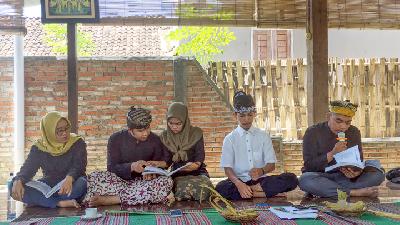 Naufal Anfal Mly Milenial members reciting Lontar Yusup at the Osing Cultural House in Kemiren village, Banyuwangi, last November./Tempo/Purwani Diyah Prabandari
