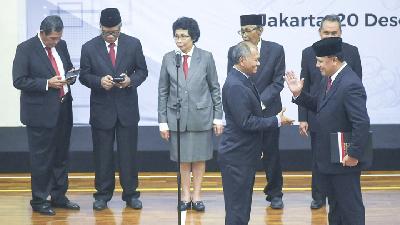Former KPK chief, Agus Rahardjo, congratulates the new chairman, Firli Bahuri, in the official hand-over ceremony at the KPK Building, Jakarta, December 20. TEMPO/Imam Sukamto