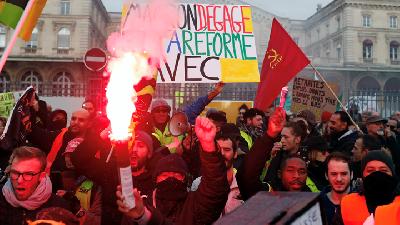 Demonstrasi serikat buruh di Paris, Prancis, 26 Desember 2019. Reuters/Gonzalo Fuentes