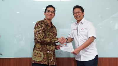 Direktur Utama PLN Zulkifli Zaini (kiri) dan Wakil Menteri BUMN Budi Gunadi Sadikin di Jakarta, 23 Desembe 2019./ Dok. Humas PLN