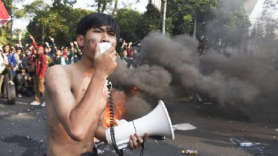 Unjuk rasa menolak UU KPK yang baru di Bandung, 23 September 2019. TEMPO/Prima Mulia