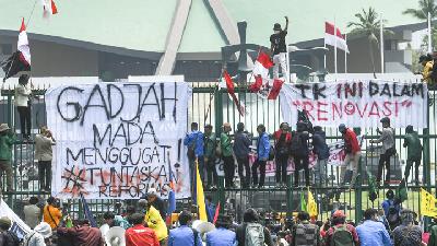 Sejumlah mahasiswa dari berbagai perguruan tinggi di Indonesia berunjuk rasa di depan gedung DPR, Jakarta, 24 September 2019. ANTARA/Muhammad Adimaja