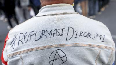 Seseorang mengenakan jaket jins dengan tulisan tagar “Reformasi Dikorupsi”, di Jakarta, 21 Oktober 2019./ Reuters/Willy Kurniawan